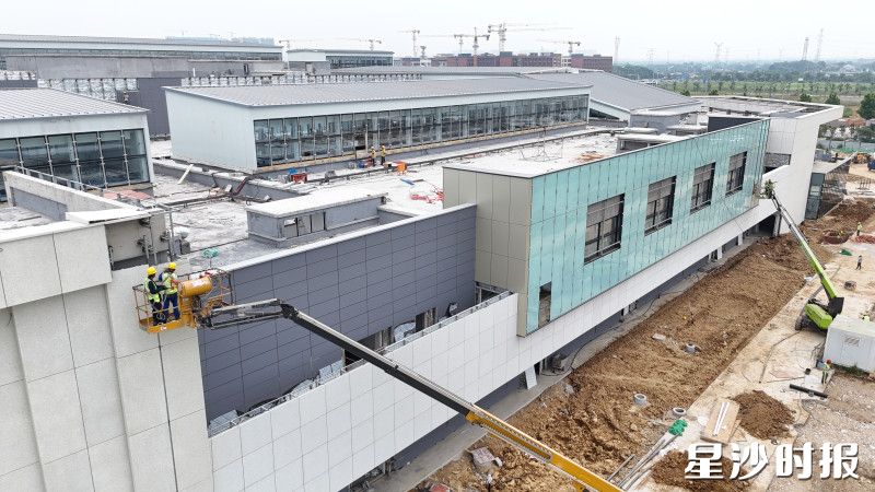 长沙杉杉奥特莱斯广场项目建设现场塔吊林立、机械轰鸣。