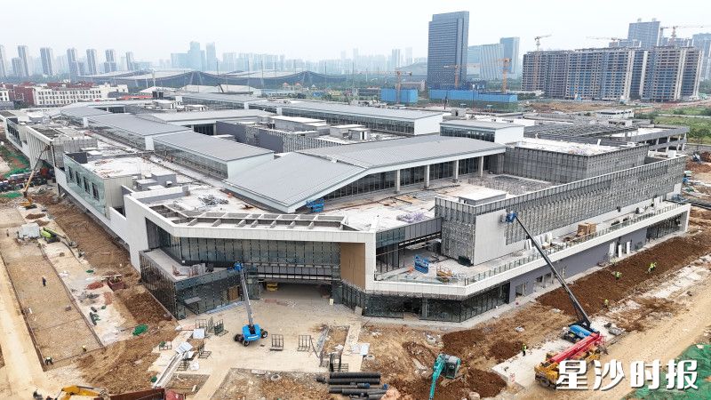 长沙杉杉奥特莱斯广场项目项目投资20亿元，预计将带动逾3000个就业岗位，并吸引物流、广告、会展服务等上下游企业集聚。