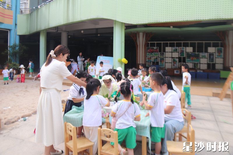 老师带领孩子们在粽香艾草香中亲手触碰端午，生态理念在活动中也深植童心。