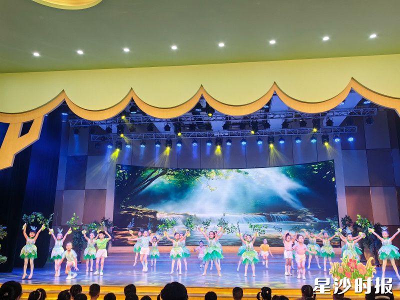 “美丽中国我先行”六五环境主题节目表演现场，孩子们用童真演绎对自然的热爱。