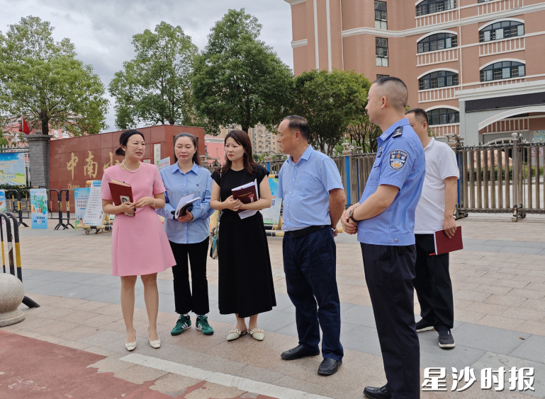 湘龙街道代表团代表在中南小学查看情况。