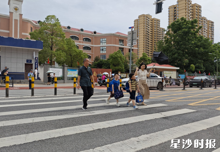 经过整治后，中南小学校门口有了可喜的新变化——人行道整洁了，道路畅通了，学生出行更安全了，居民们出行更舒心了。均为杨源 摄