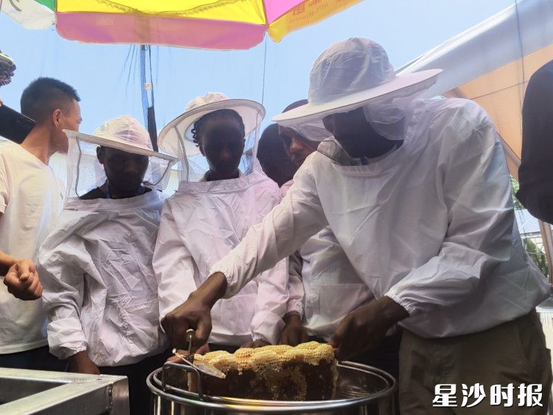 卢旺达学员现场体验摇蜂蜜。均为周汝洁 摄