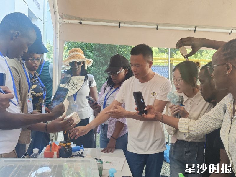 谭创明向学员介绍智能养蜂设备。