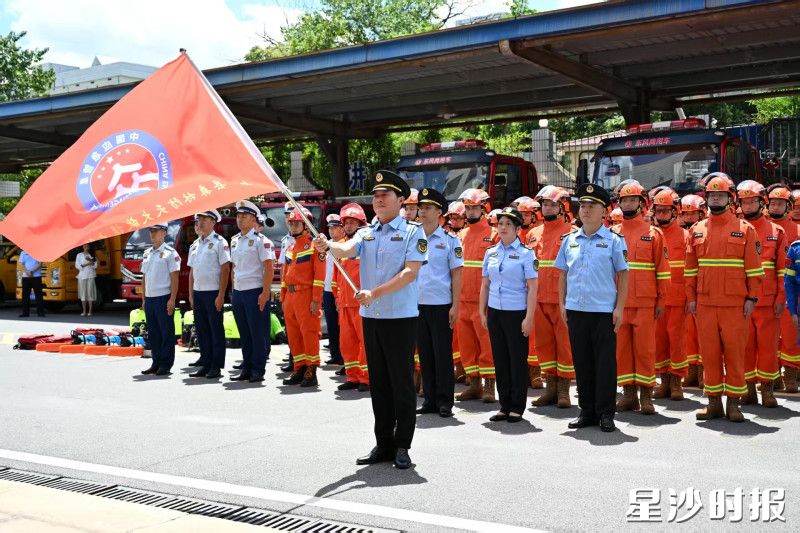 长沙县森林防灭火救援大队授旗成立。均为刘梓嫣 摄