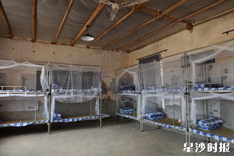 知青宿舍内摆放着铁架上下床，仿佛能触摸到当年的生活印记。