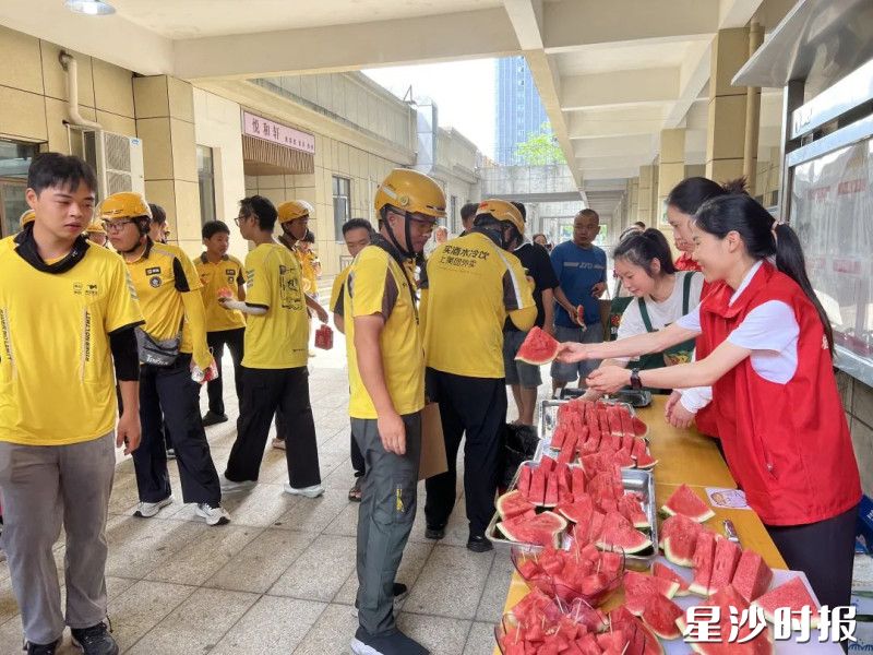 “清凉一夏·致敬高温下的坚守”关爱活动现场，骑手们品尝着冰镇西瓜。均为受访者供图