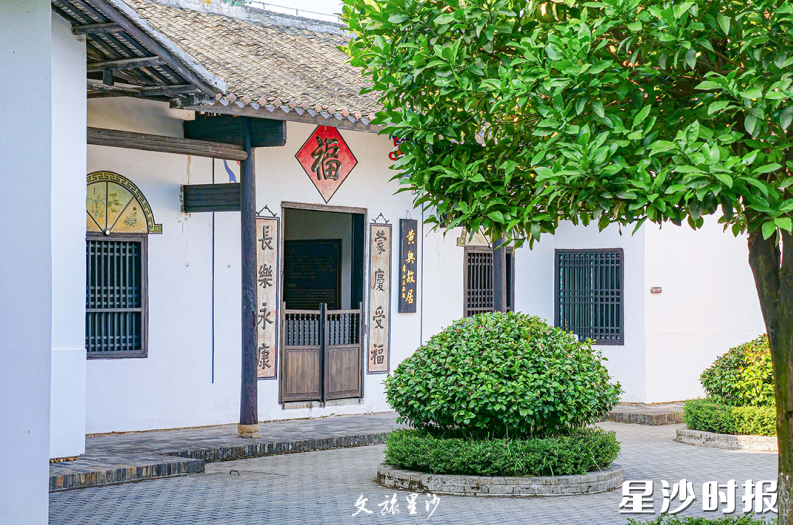 黄兴故居占地28亩，共有房屋53间。现为全国重点文物保护单位、国家AAA级旅游景区、湖南省爱国主义教育基地。