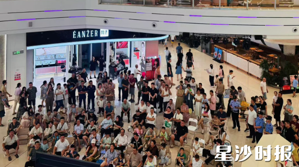 在永旺梦乐城长沙星沙店的湘超“第二现场”集中观赛点，上百名球迷坐在一起观看赛事。永旺梦乐城长沙星沙店供图