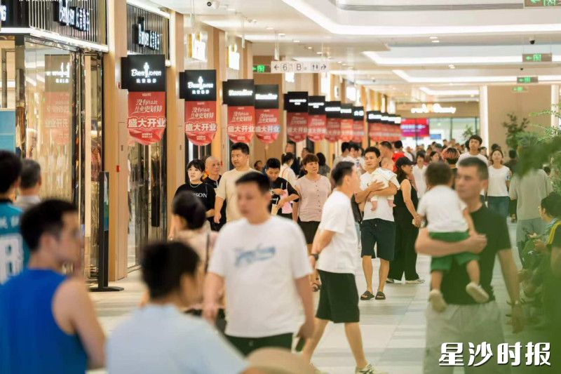 从试营业至国庆假期，长沙杉杉奥莱累计客流量达150万人次，总销售额约1.5亿元。杉杉奥莱供图