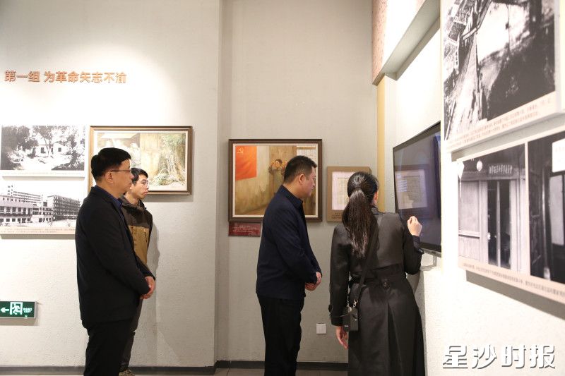 一张张珍贵图片前,大家边听、边看,了解革命先辈事迹。李丹 摄 一张张珍贵图片前,大家边听、边看,了解革命先辈事迹。李丹 摄