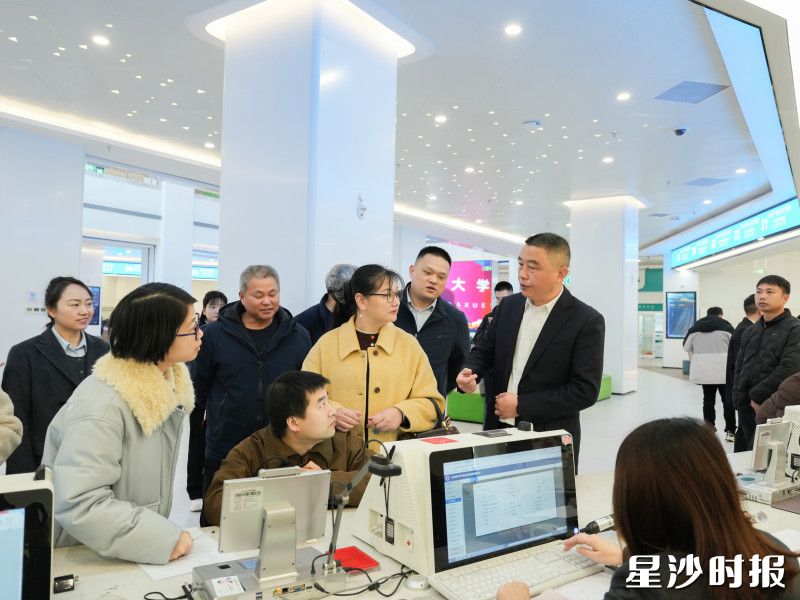 局领导陪同群众办理业务。均为王瑞 摄