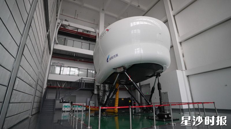 图为公司引进的A320 D级全自动模拟机。