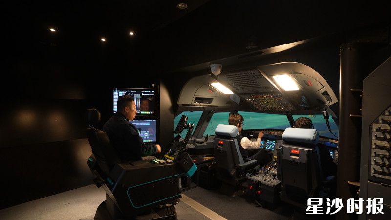 湖南鸿翼引进全球最先进的A320 D级全自动模拟机，能够根据客户需求提供定制化的训练场景。图为湖南航空飞行员在模拟机内训练。均为艾哲文 摄