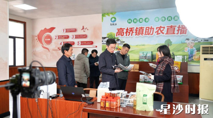 政协委员活动组委员们走访了解产业振兴情况。均为杨源 摄 政协委员活动组委员们走访了解产业振兴情况。均为杨源 摄