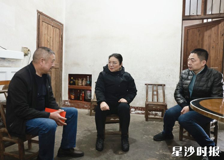 周虔看望退休老同志。杨源 摄