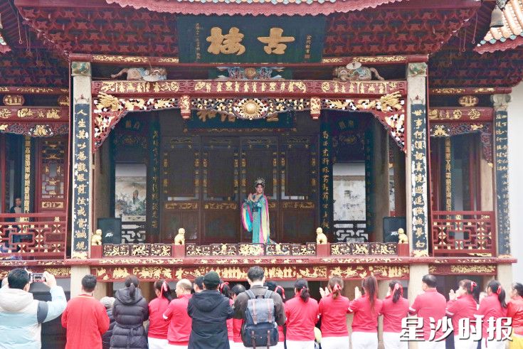 陶公庙古戏楼上演花鼓戏经典剧目,引得一众游客驻足观看,拍手叫好。赵佳慧 摄 陶公庙古戏楼上演花鼓戏经典剧目,引得一众游客驻足观看,拍手叫好。赵佳慧 摄