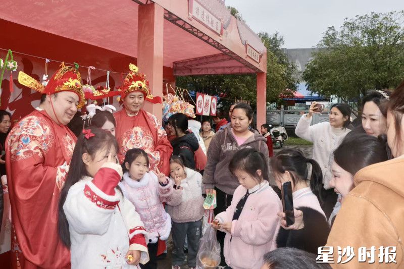 游客们打卡陶公庙会非遗体验区,与“财神爷”npc合影。赵佳慧 摄 游客们打卡陶公庙会非遗体验区,与“财神爷”npc合影。赵佳慧 摄