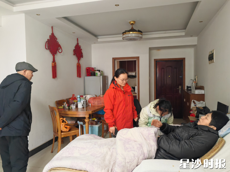 工作人员上门协助完成补贴申领、服务预约全流程，并提供专项服务。星城集团供图