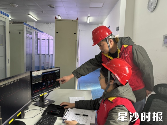 供电公司工作人员在蓝思科技厂区调试电力设备。国网长沙县供电公司供图