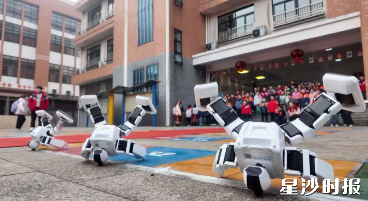龙塘小学开学报到日，孩子们与机器狗赛跑、互动。