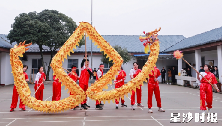 长沙县原陆新教育实践学校组织学生体验舞龙。