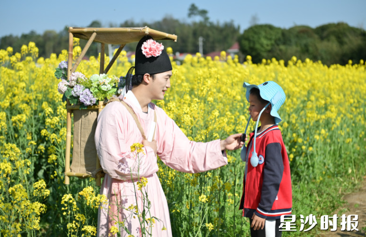 飞花令活动，小游客在花田里找花郎挑战。