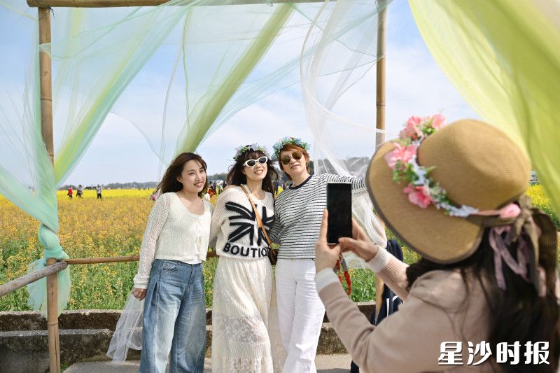 游客们纷纷打卡拍照。