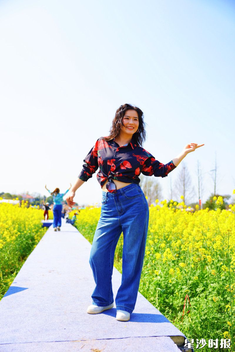 田园风光与时尚走秀巧妙融合，村花摆出最美pose。