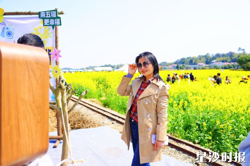 游客前往花田照相馆拍照。