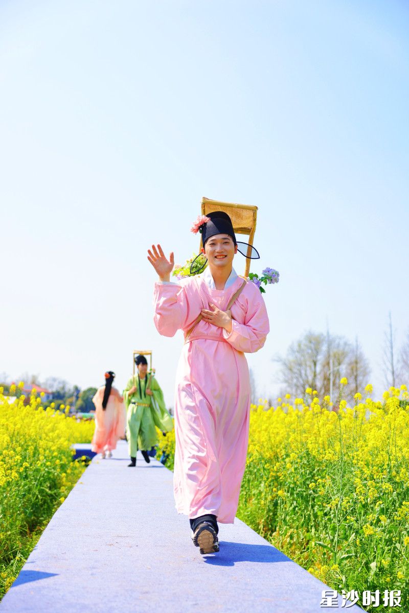 春之T台秀，村民穿着古装走秀。
