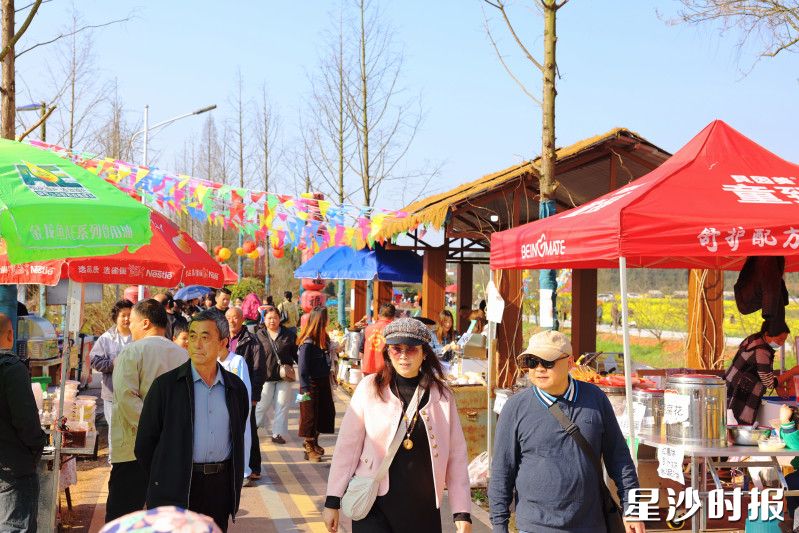 花田市集热闹非凡，村咖、非遗文创、手工DIY、特色小吃琳琅满目，游客逛吃逛玩两不误。