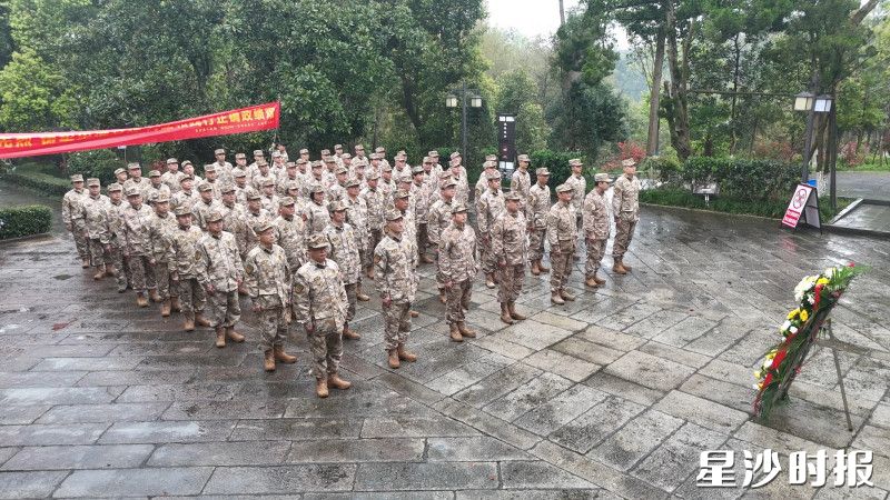 在杨开慧烈士陵前，大家肃立表示深切缅怀。均为王俊 摄