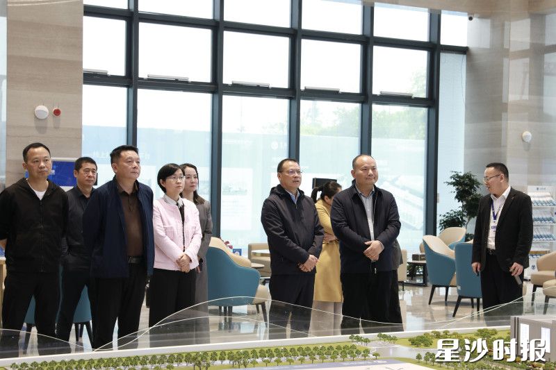 视察现场。周汝洁 摄