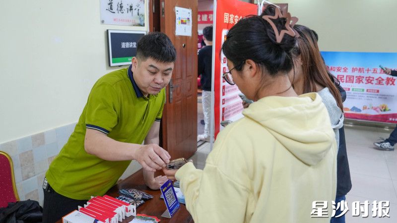 工作人员现场宣传安全知识。