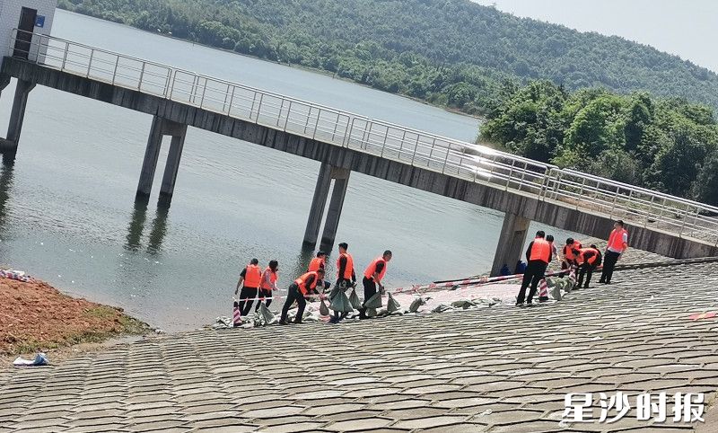 果园镇开展模拟金江坝水库险情应急演练。