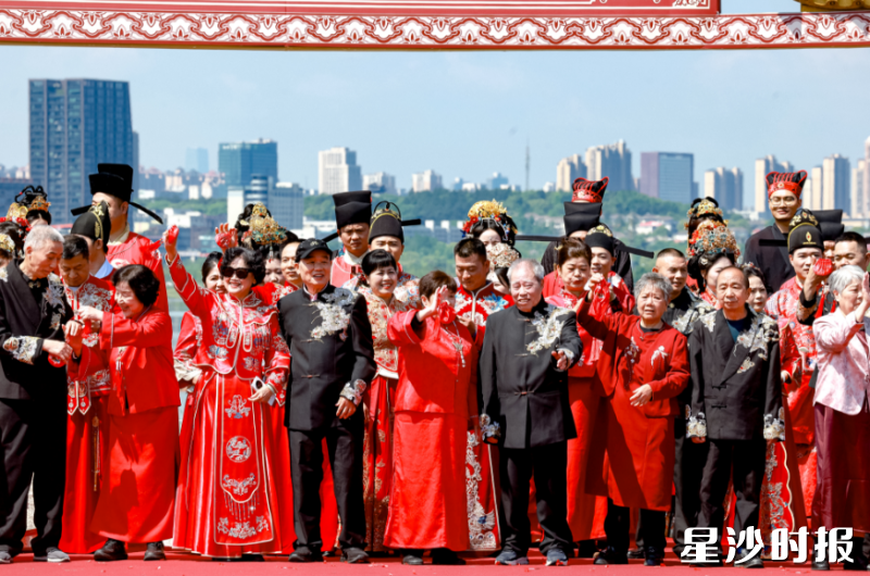 活动特别邀请了金婚、银婚的夫妻代表，给新人送上祝福。