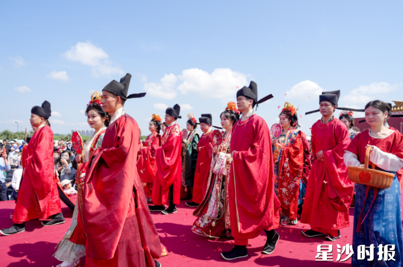 新人身着经典婚服携手登场。