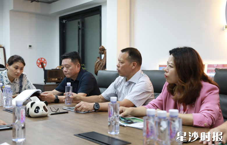 在湖南万一文化有限公司,调研组正在详细了解影视制片、发行等企业运营相关情况。 在湖南万一文化有限公司,调研组正在详细了解影视制片、发行等企业运营相关情况。