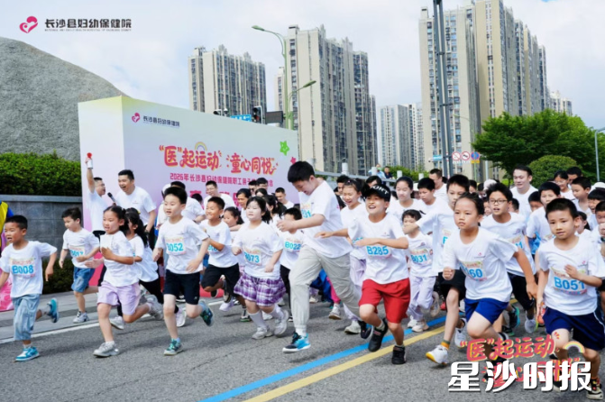 亲子欢乐跑中。均为宋彬彬 摄 亲子欢乐跑中。均为宋彬彬 摄