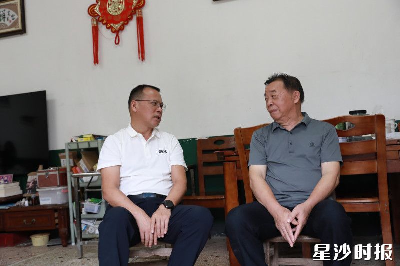 王国良在与陈放贤交流。宋彬彬 摄