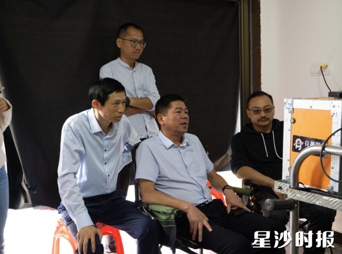 湖南万一文化有限公司董事长万星(右一)。 湖南万一文化有限公司董事长万星(右一)。