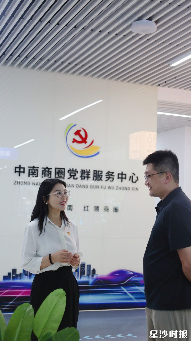 长沙县湘龙街道党工委委员、中南商圈党委书记张瑜(左一)。 长沙县湘龙街道党工委委员、中南商圈党委书记张瑜(左一)。