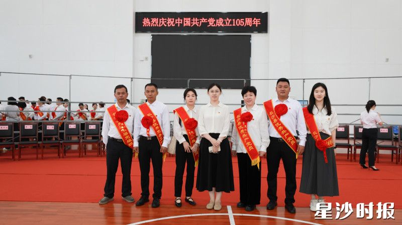 黄合阳(右3)获长沙县优秀共产党员表彰。均为金井镇供图
