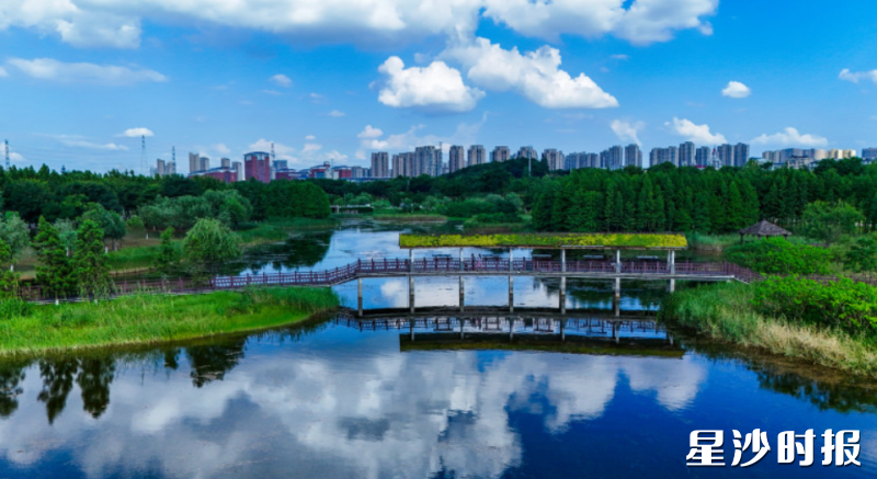 白云朵朵倒映于松雅湖面,湖景云影相映成趣。 白云朵朵倒映于松雅湖面,湖景云影相映成趣。