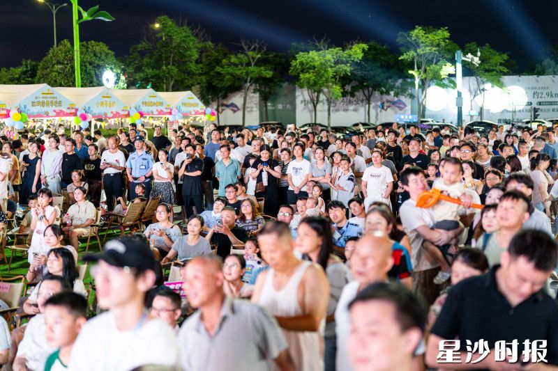 活动现场人头攒动,热闹非凡。
