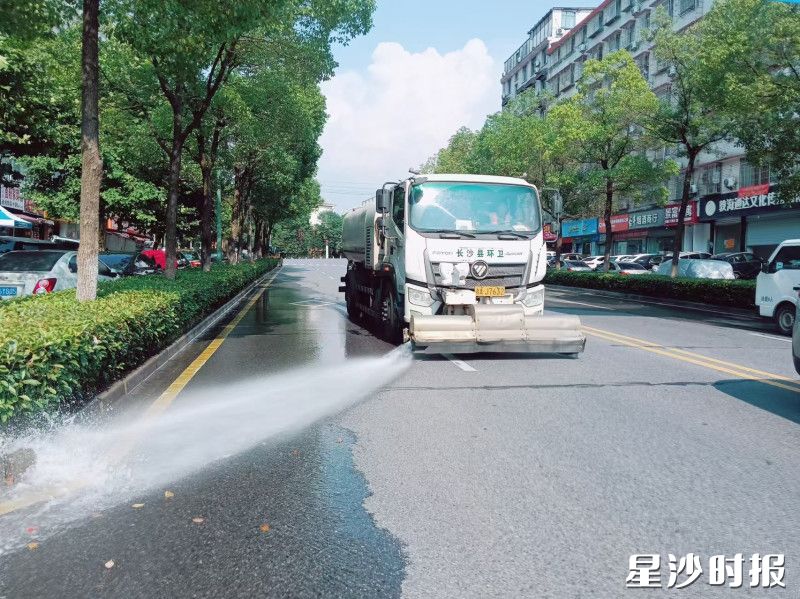 机械化冲洗,减轻高温时段人工负担。长沙县城管局供图