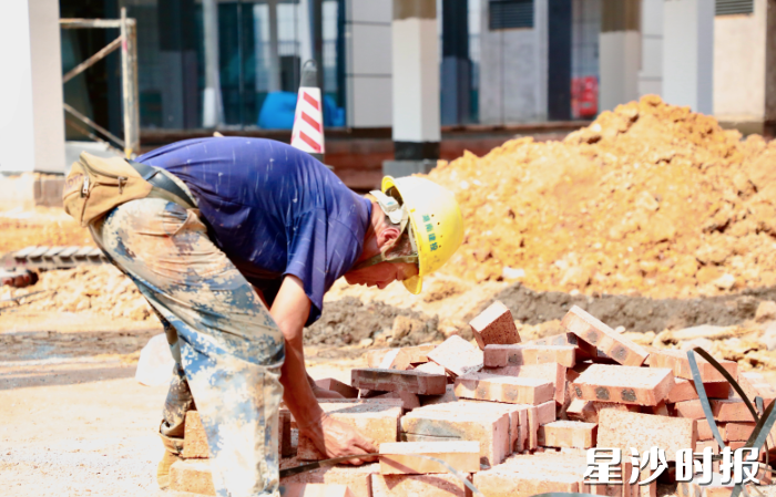陈代理在工地上干的是运送材料、清理工地、拌水泥砂浆等辅助类小工的活计。 陈代理在工地上干的是运送材料、清理工地、拌水泥砂浆等辅助类小工的活计。