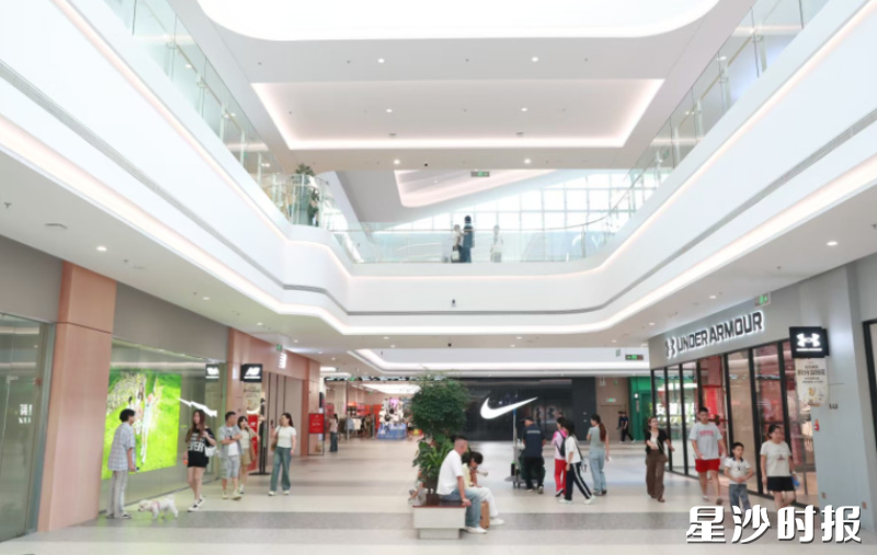 长沙杉杉奥莱引入超300个品牌，其中1/3为湖南首店，周末吸引游客游玩闲逛。李杰 摄