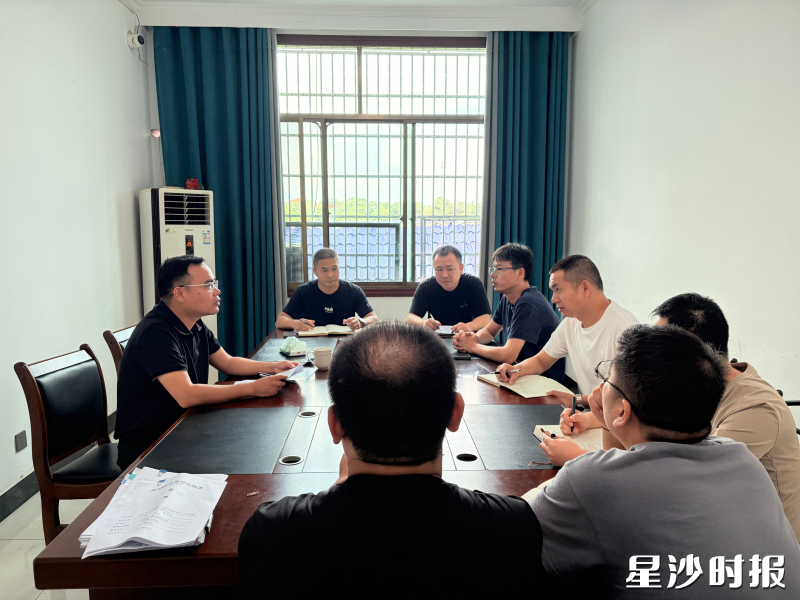 图为江背镇分管拆迁工作负责人召开重点项目攻坚调度会。